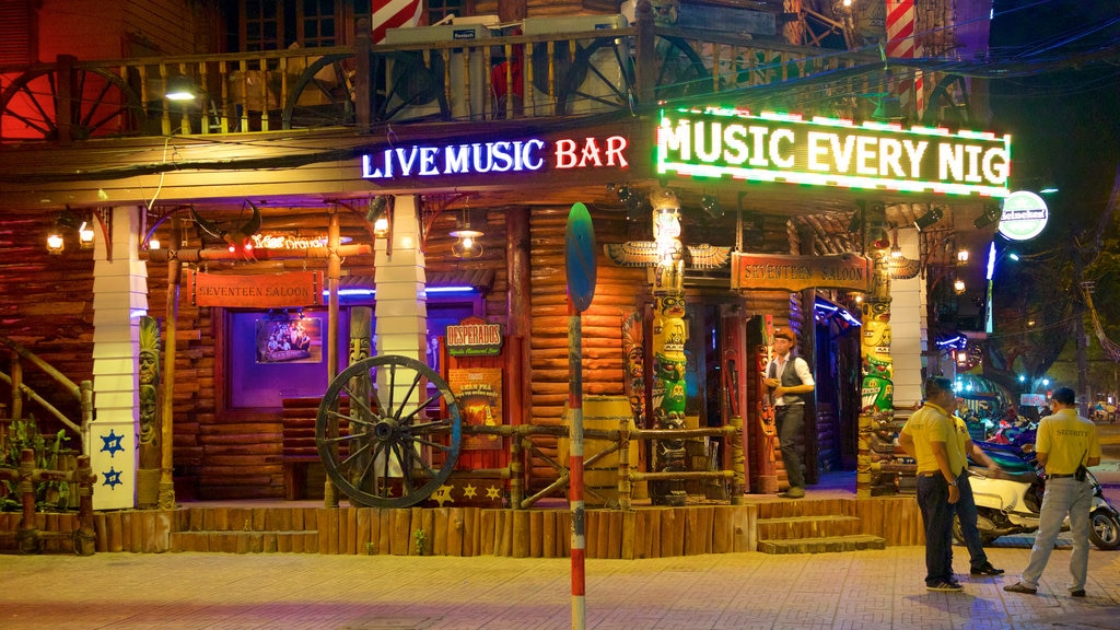 Pham Ngu Lao Street showing a bar and night scenes