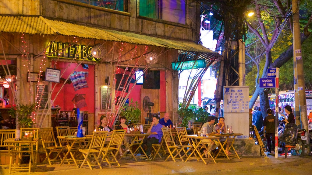 Pham Ngu Lao Street que incluye comer al aire libre y escenas nocturnas