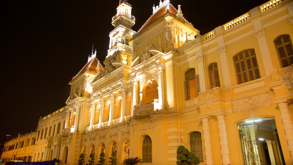 Salão da Cidade de Ho Chi Minh caracterizando arquitetura de patrimônio e cenas noturnas