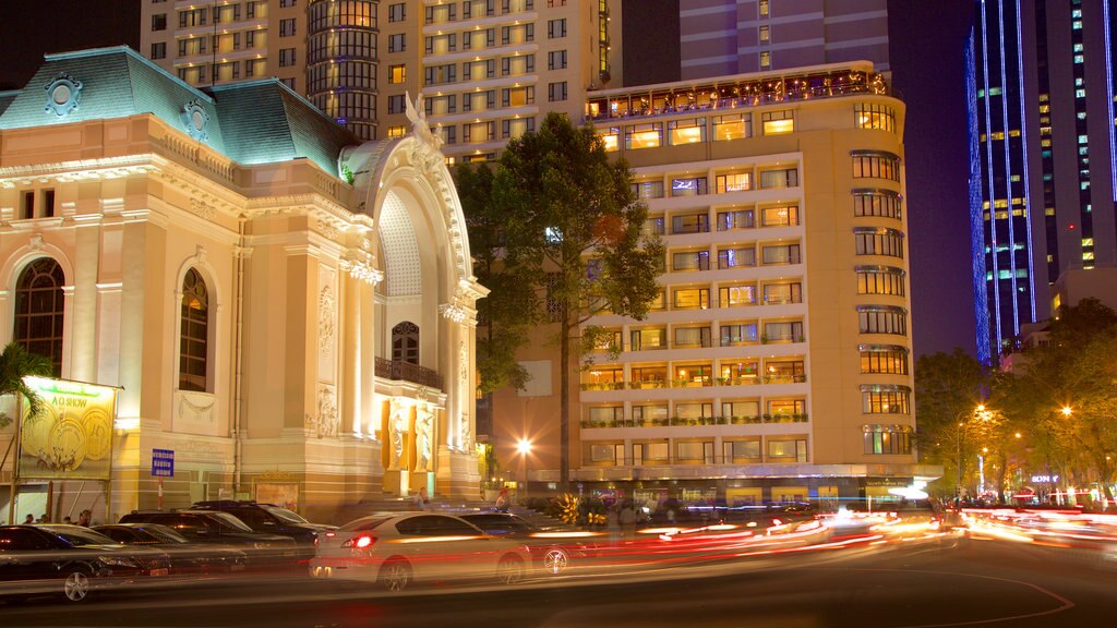 Opera House que incluye escenas de noche y arquitectura patrimonial