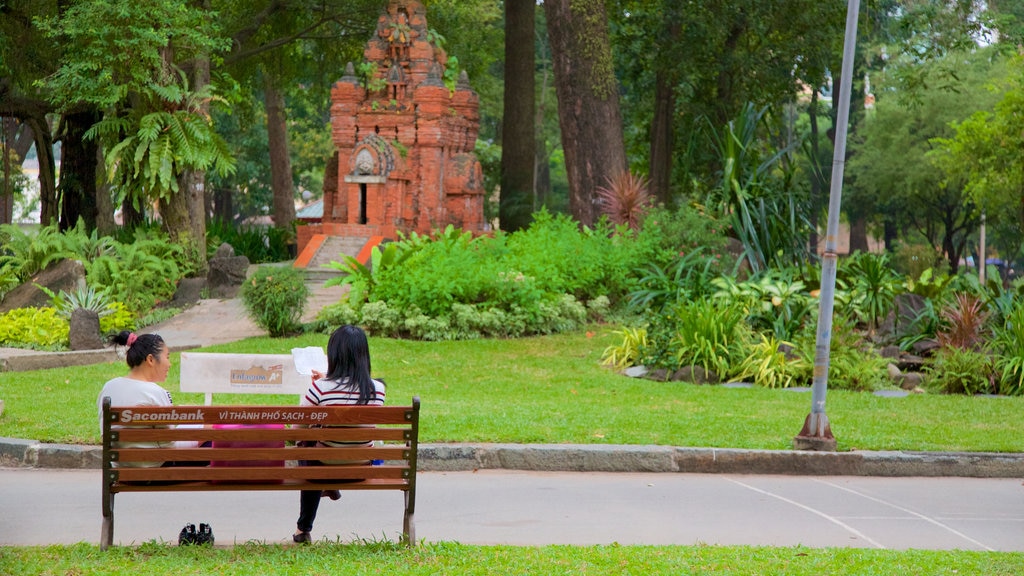 Tao Dan Park showing a garden