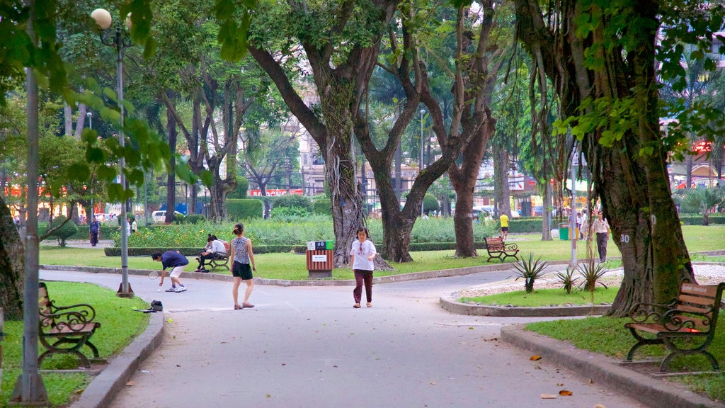 Parque Tao Dan que incluye un parque