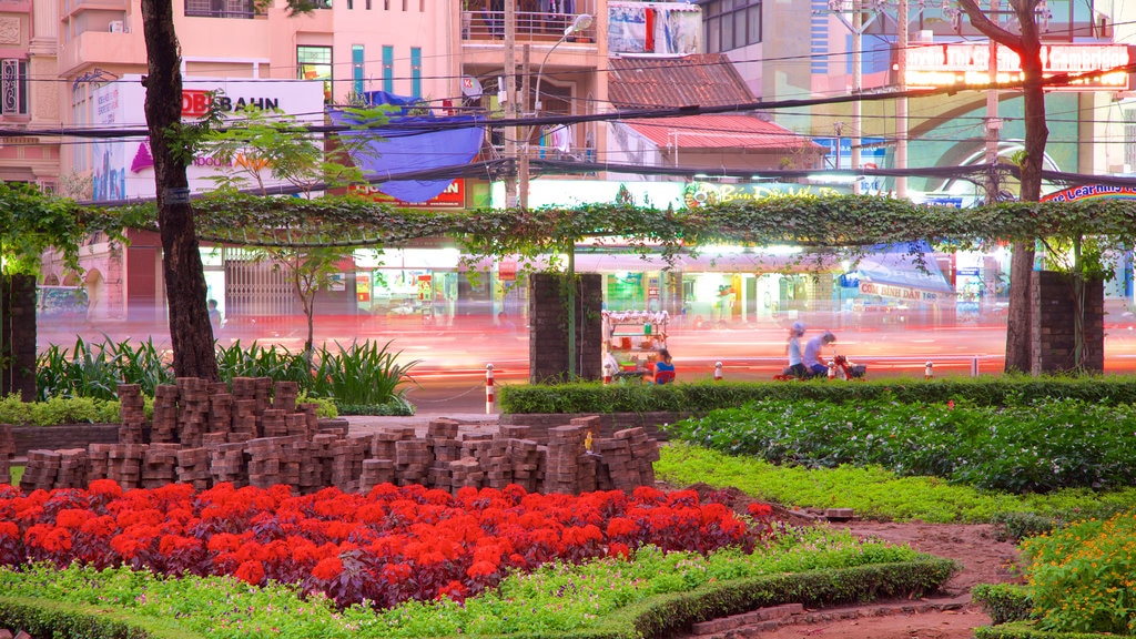 Parque Tao Dan mostrando flores y jardín