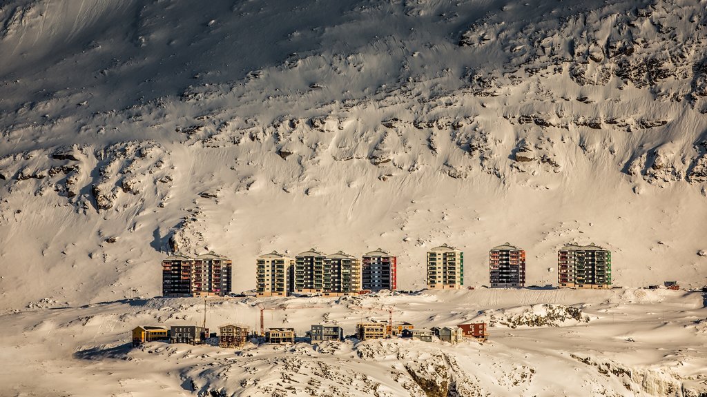 Nuuk que incluye una pequeña ciudad o pueblo y nieve