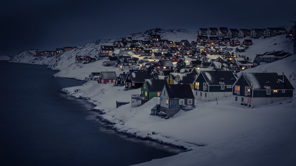 Nuuk mostrando nieve, escenas de noche y una pequeña ciudad o aldea