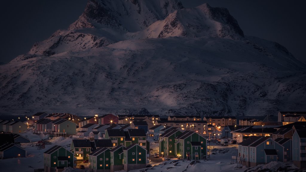 Nuuk que incluye nieve, escenas nocturnas y una ciudad