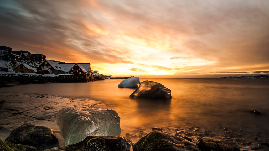 Nuuk mostrando um pôr do sol, uma casa e paisagens litorâneas