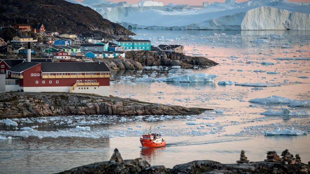 Ilulissat ofreciendo una pequeña ciudad o pueblo, nieve y paseos en lancha