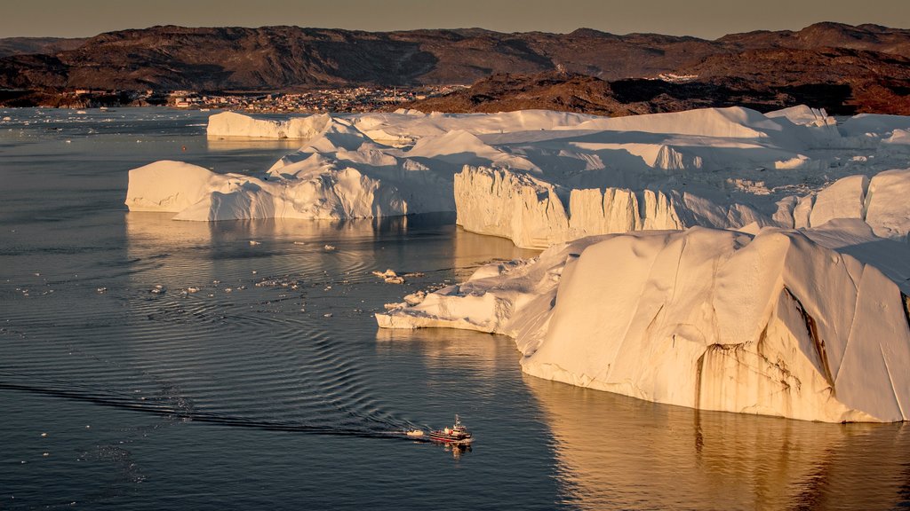 Ilulissat som viser bådsejlads, sne og klippekystlinje