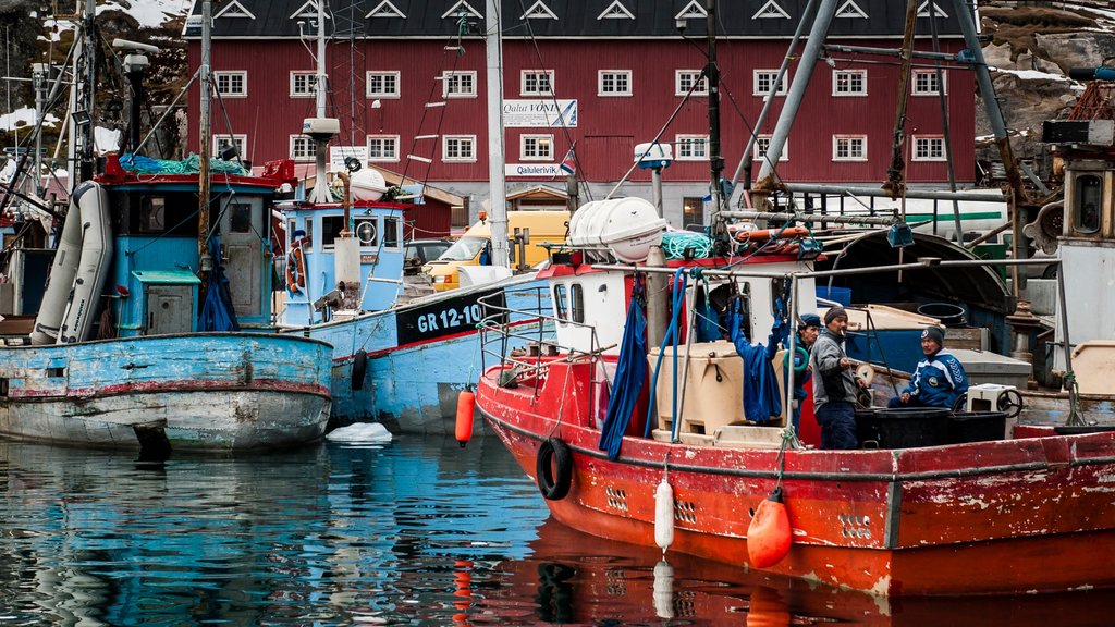 Ilulissat ofreciendo una bahía o puerto y paseos en lancha