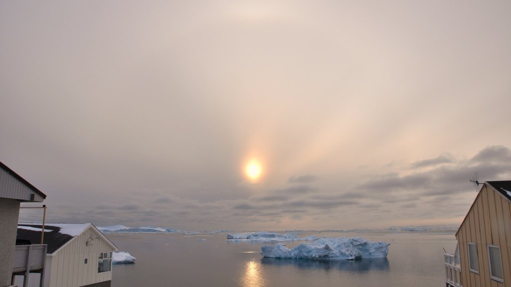 Ilulissat que incluye vistas generales de la costa y nieve