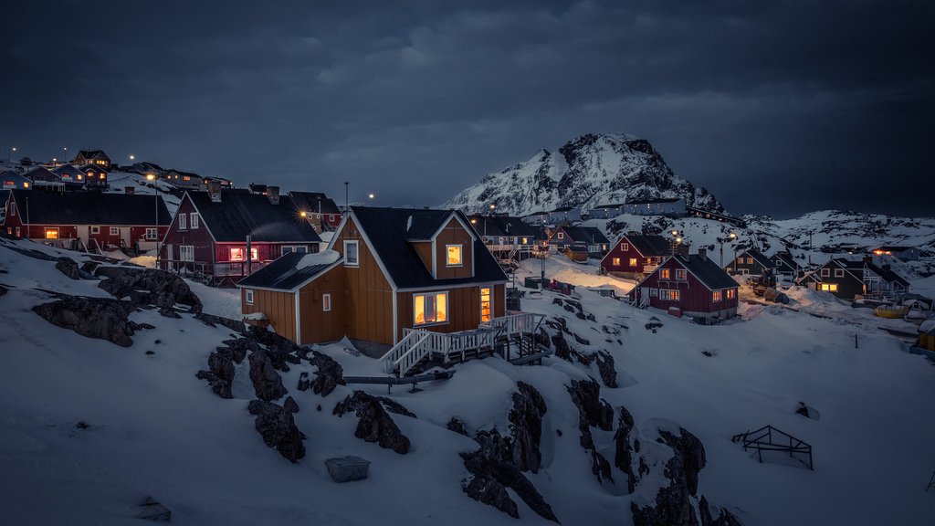 Sisimiut ofreciendo escenas nocturnas, nieve y una pequeña ciudad o pueblo