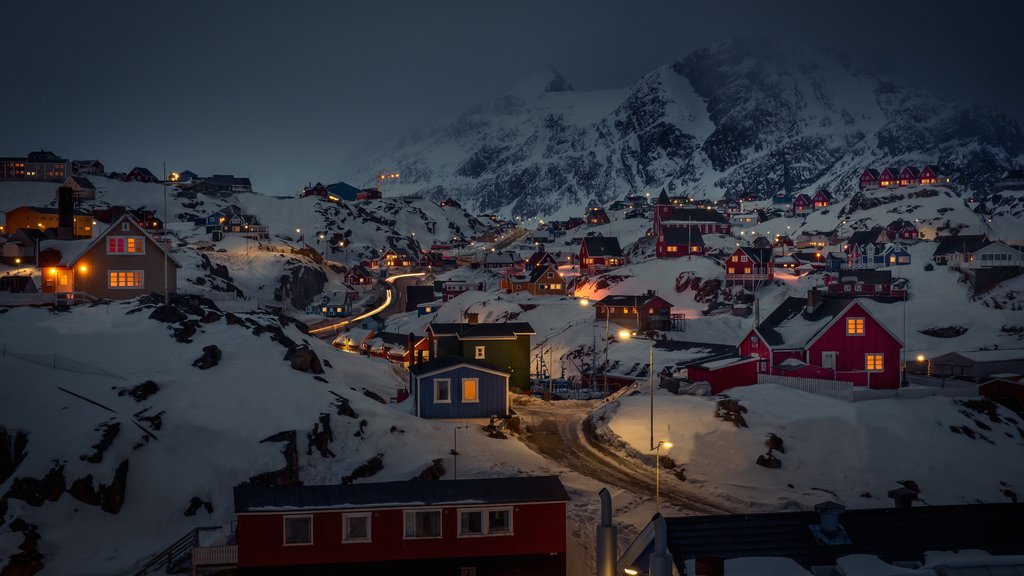 Sisimiut ofreciendo escenas de noche, una pequeña ciudad o aldea y montañas