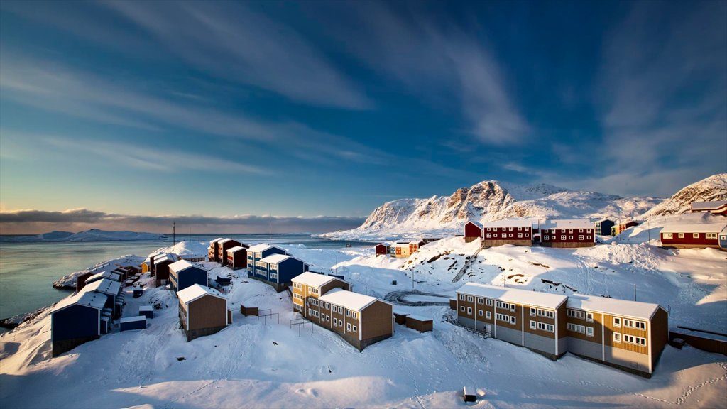 Sisimiut mostrando una pequeña ciudad o pueblo y nieve