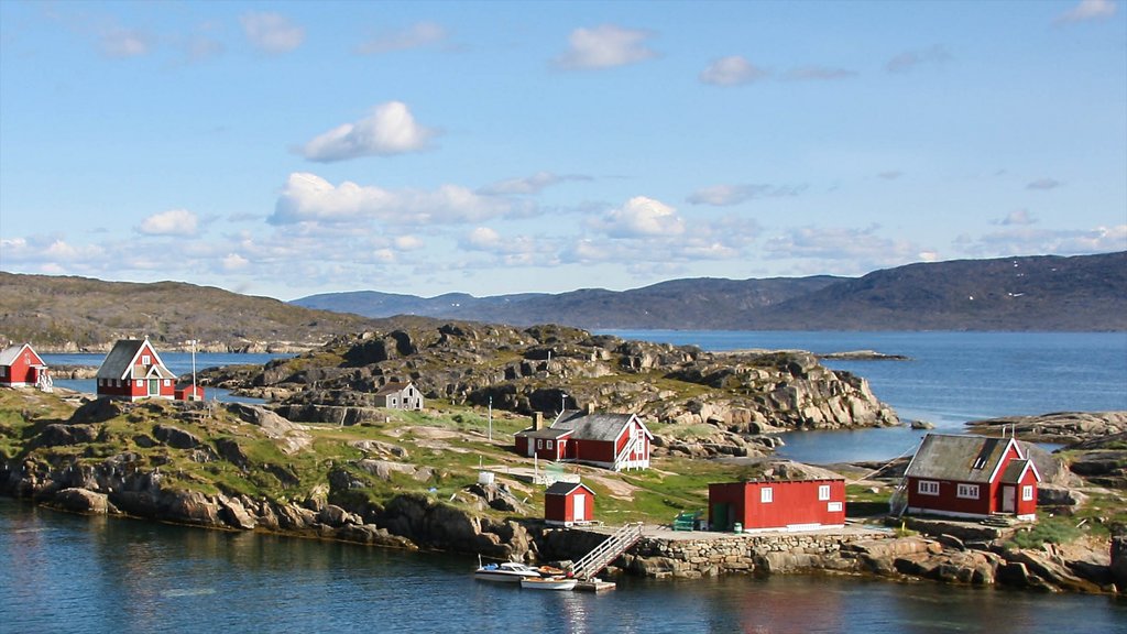 Sisimiut que incluye una pequeña ciudad o pueblo y montañas