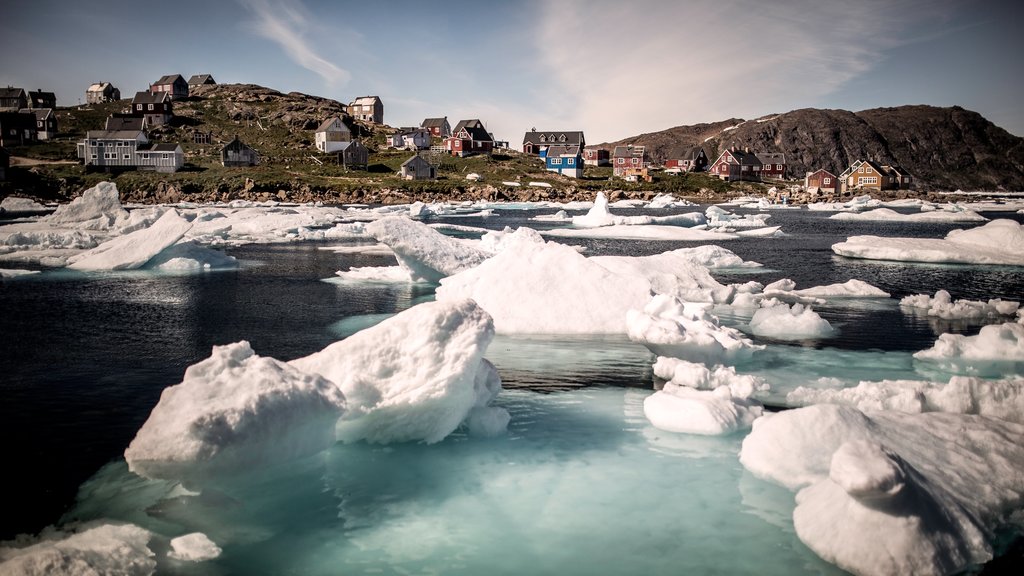 Kulusuk caracterizando uma cidade pequena ou vila, neve e um lago ou charco