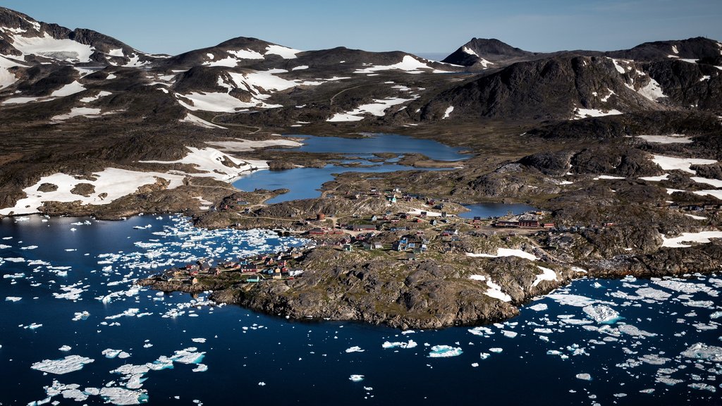 Kulusuk mostrando montañas, un lago o espejo de agua y nieve