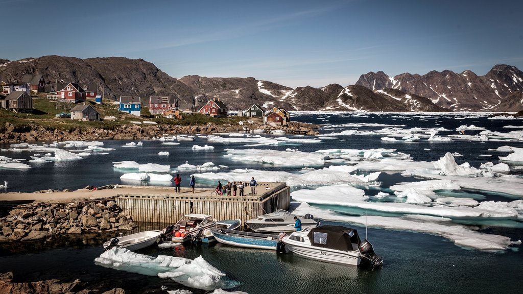 Kulusuk showing mountains, boating and snow