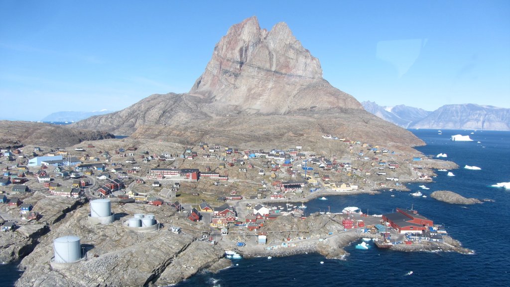 Uummannaq que incluye montañas, una pequeña ciudad o aldea y vista general a la costa