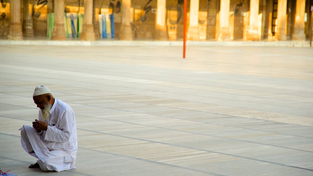 Mesquita de Jama Masjid caracterizando uma praça ou plaza e um spa diário assim como um homem sozinho