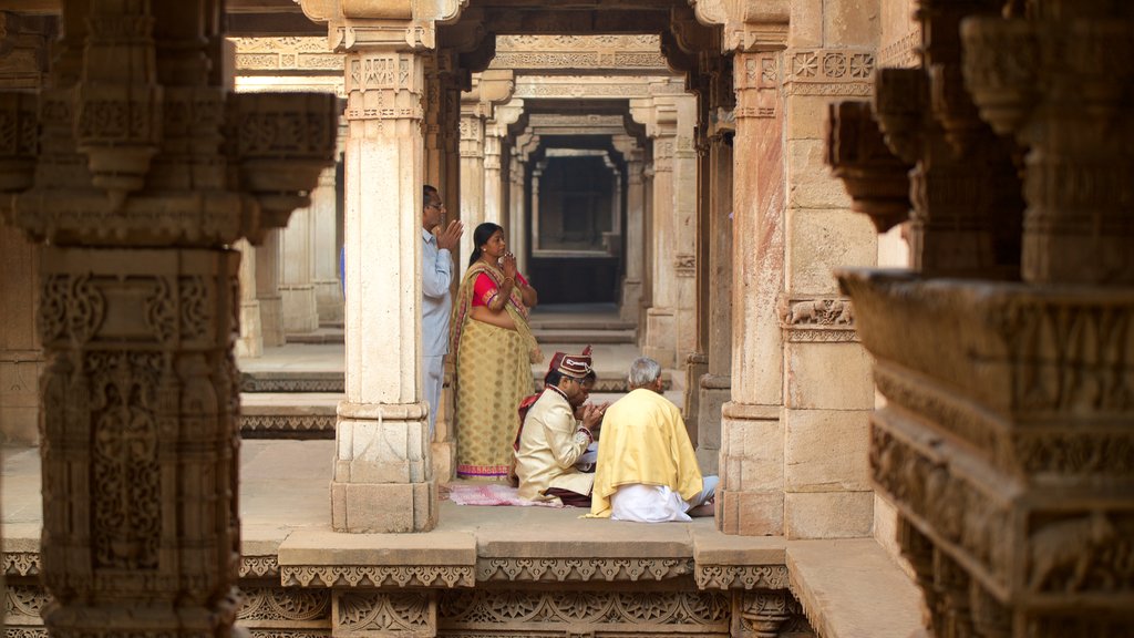 Adalaj Vav featuring a temple or place of worship and a day spa as well as a small group of people