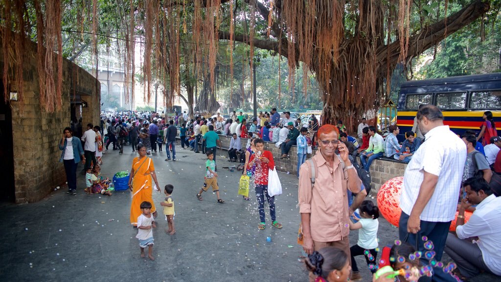 Mumbai mostrando una plaza y también un gran grupo de personas