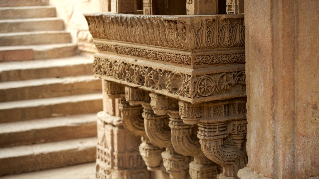 Adalaj Vav mostrando elementos de patrimônio e arquitetura de patrimônio