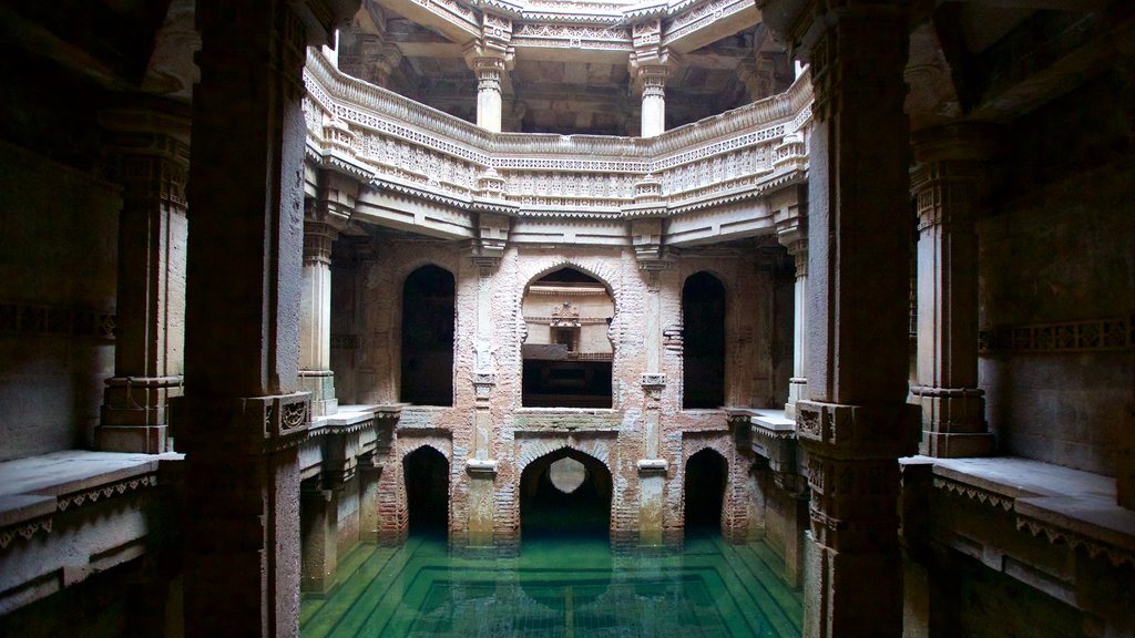 Adalaj Vav , Ahmedabad, India mostrando vista interna, arquitectura patrimonial y un templo o sitio de culto