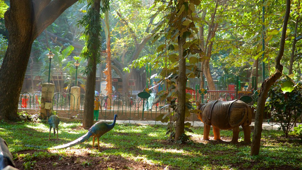 Cubbon Park showing a garden