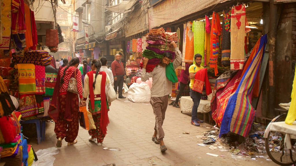 Mercado Katra Jaimal Singh que incluye mercados y también un pequeño grupo de personas