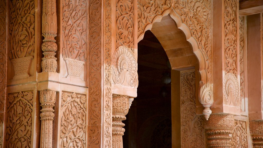 Templo de ISKCON mostrando elementos del patrimonio, un templo o lugar de culto y patrimonio de arquitectura