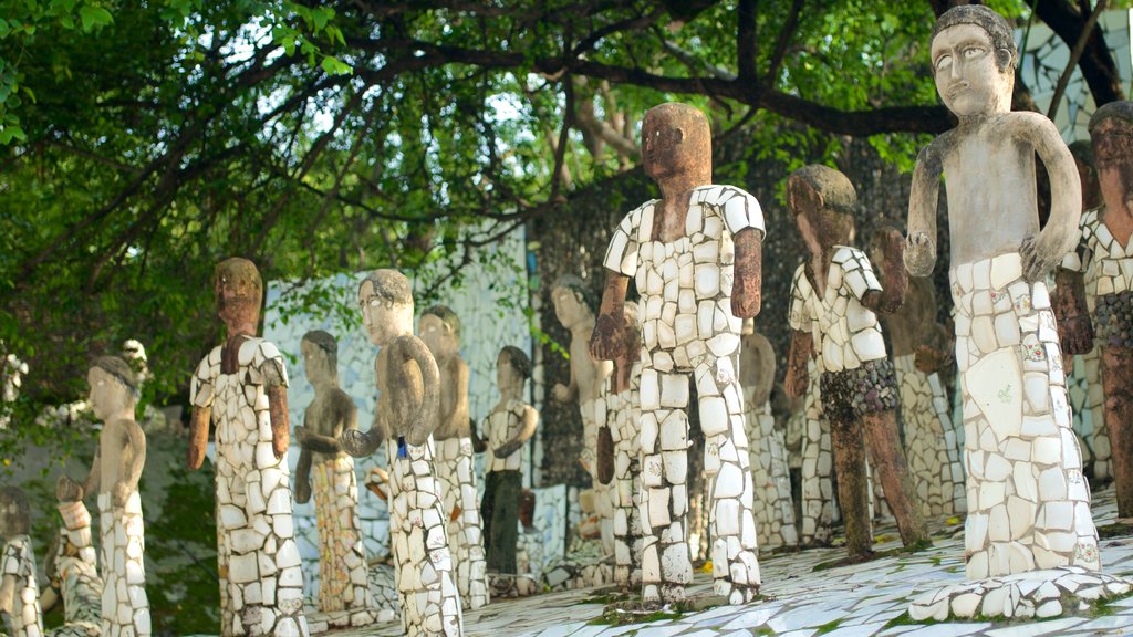 Jardín de Rocas que incluye una estatua o escultura y arte al aire libre