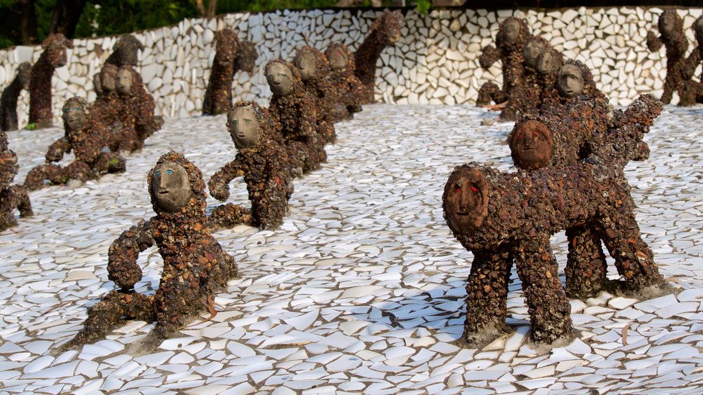 Jardín de Rocas que incluye arte al aire libre y una estatua o escultura