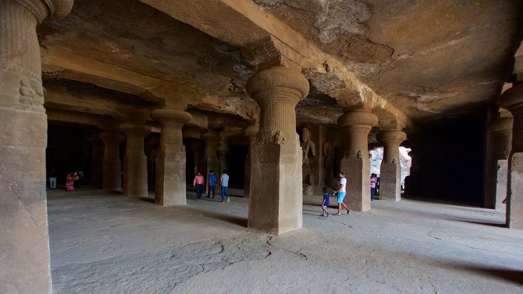 Elephanta-grottorna som inkluderar historiska element och grottor