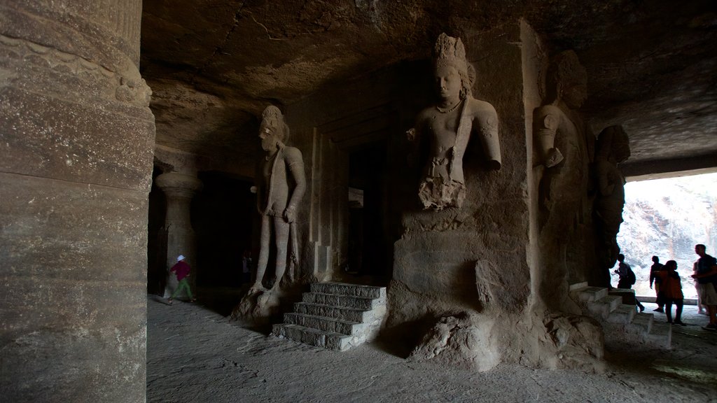 Elephanta Caves mostrando una estatua o escultura, elementos del patrimonio y cuevas