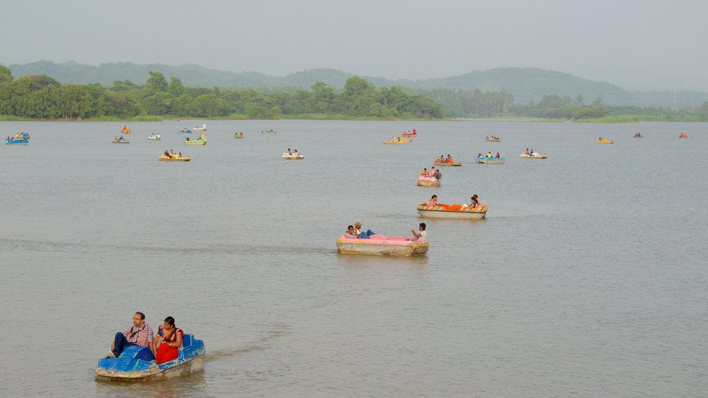 Lago Sukhna, Chandigarh, India que incluye kayaks o canoas y un lago o espejo de agua y también un pequeño grupo de personas