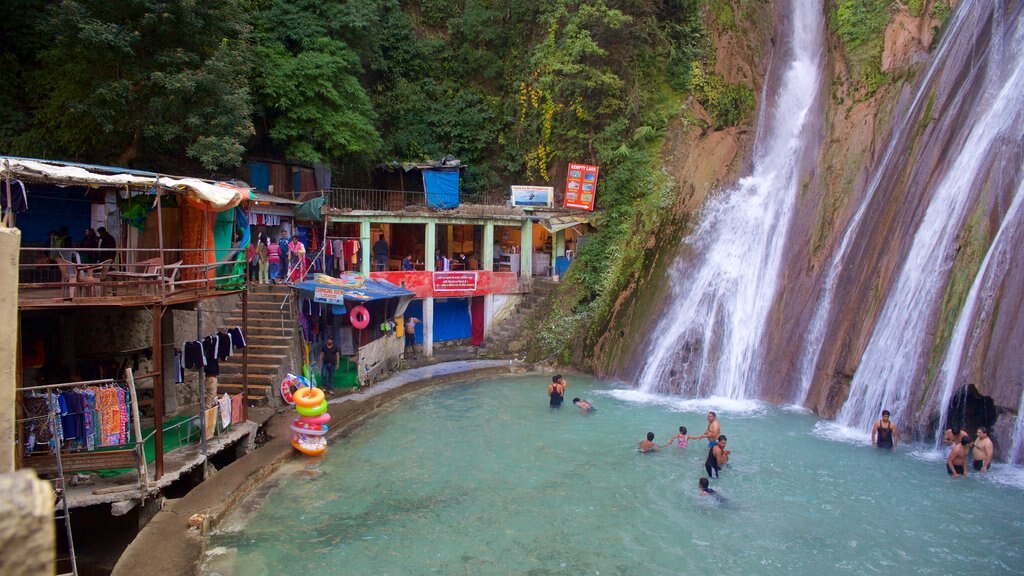 Cachoeiras de Kempty mostrando uma cachoeira, um lago e natação