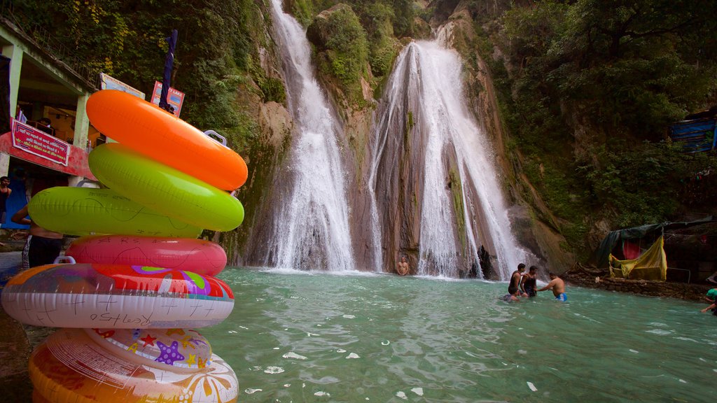 Cachoeiras de Kempty mostrando natação, um lago e uma cascata