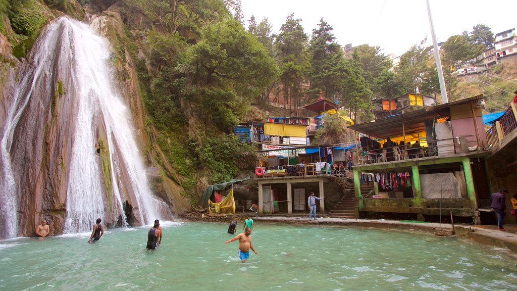 Kempty Falls showing a pond, swimming and a cascade