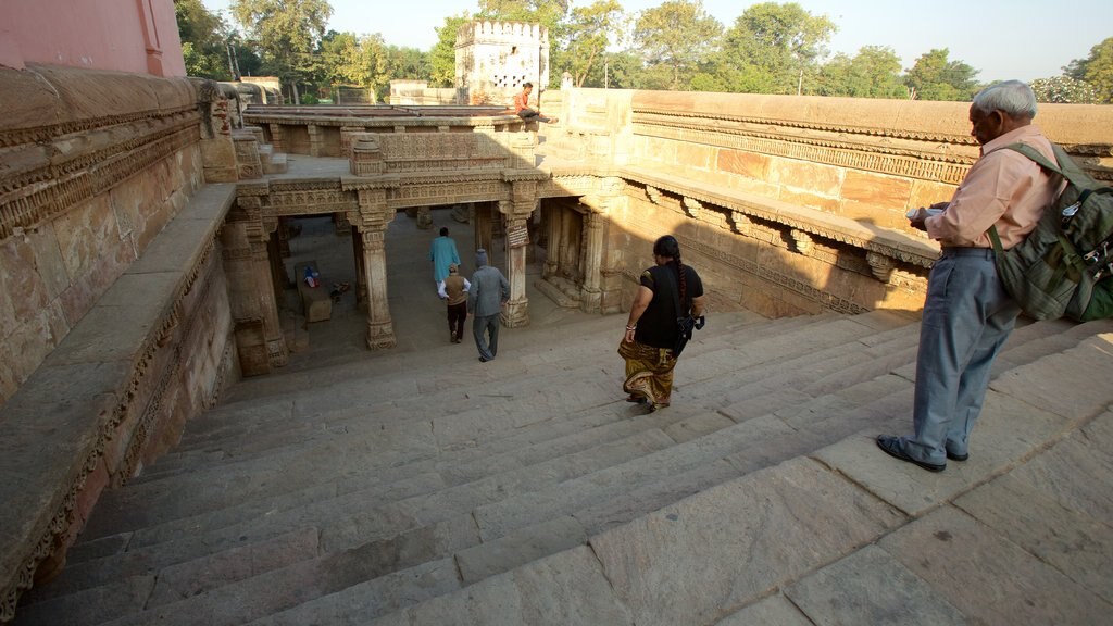 Adalaj Vav montrant éléments du patrimoine aussi bien que un petit groupe de personnes