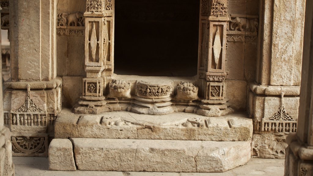 Adalaj Vav mostrando elementos de patrimônio