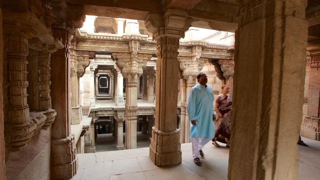 Adalaj Vav que inclui elementos de patrimônio assim como um pequeno grupo de pessoas