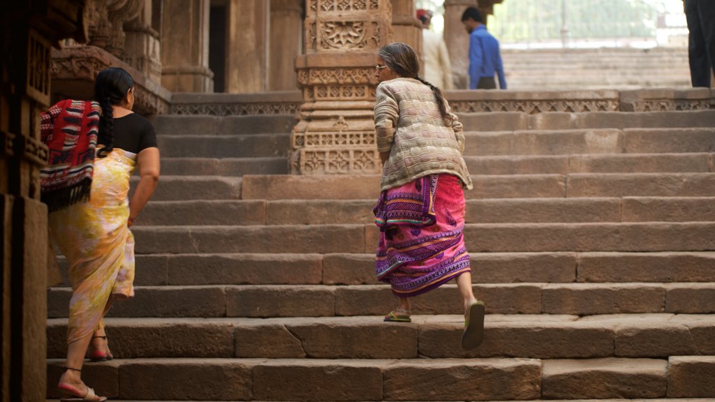 Adalaj Vav caracterizando elementos de patrimônio assim como um pequeno grupo de pessoas