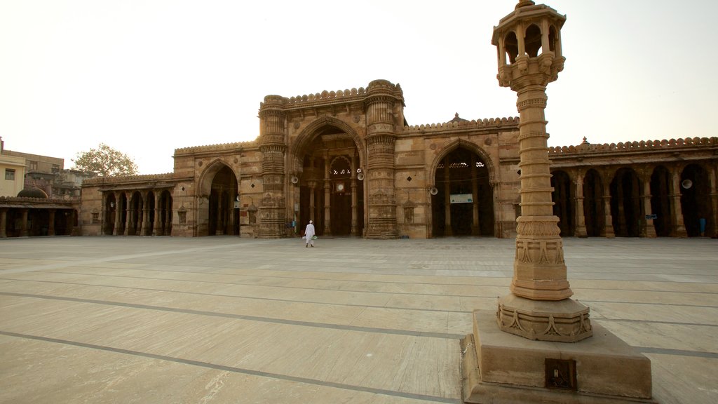 Jama Masjid Mosque which includes a mosque, heritage architecture and heritage elements