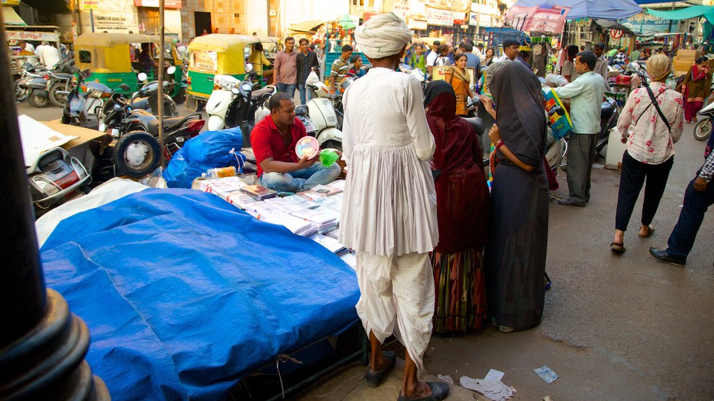 Manek Chowk , Ahmedabad, India mostrando mercados y también un pequeño grupo de personas