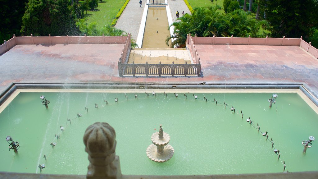 Yadavindra Gardens showing a fountain, a park and heritage architecture