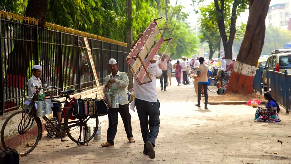 Mumbai que incluye imágenes de calles y una ciudad y también un pequeño grupo de personas