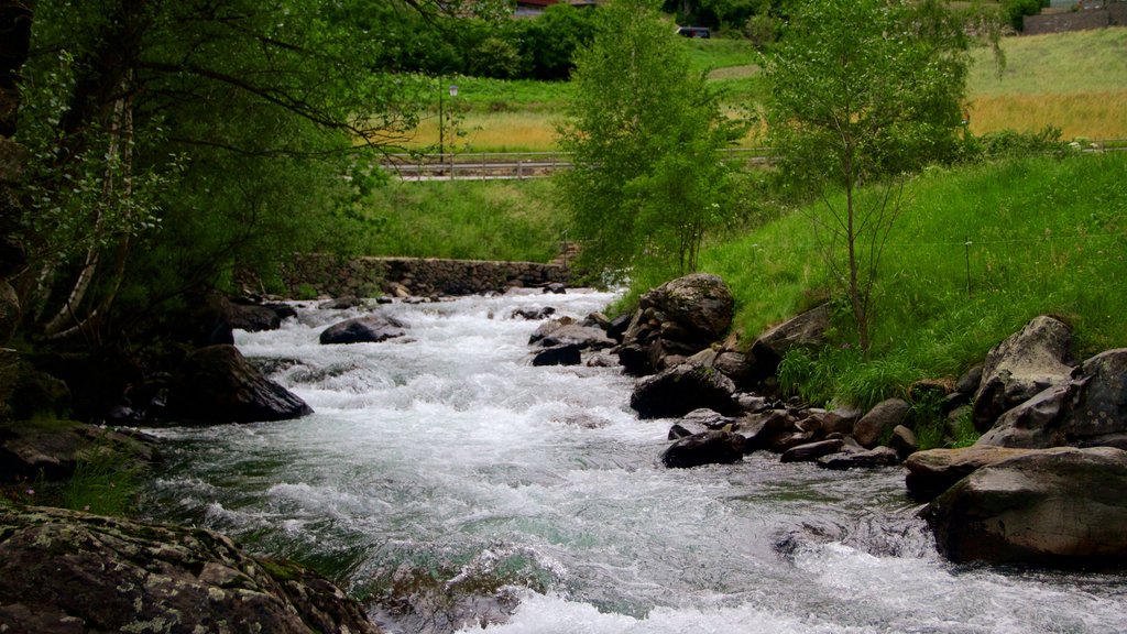 La Cortinada ofreciendo un río o arroyo