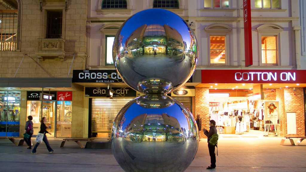 Rundle Mall que inclui uma cidade, sinalização e distrito comercial central