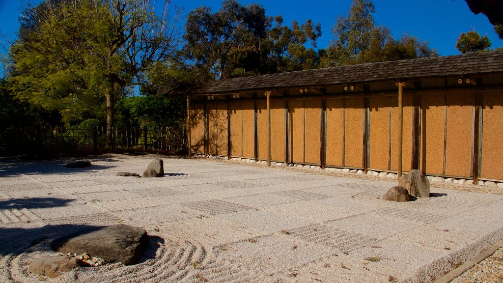 Himeji Gardens showing a park